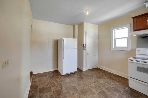 1507 1 Street Ne, Calgary, AB - Indoor Photo Showing Kitchen
