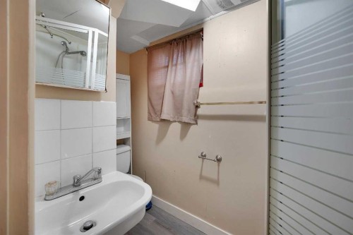 1507 1 Street Ne, Calgary, AB - Indoor Photo Showing Bathroom