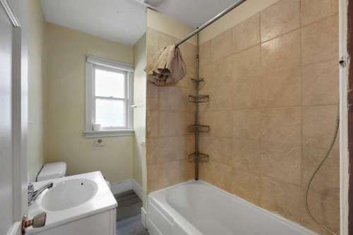 1507 1 Street Ne, Calgary, AB - Indoor Photo Showing Bathroom