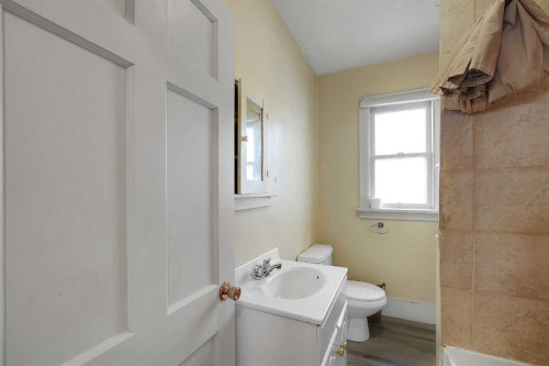 1507 1 Street Ne, Calgary, AB - Indoor Photo Showing Bathroom