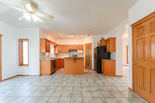 117 Evergreen Place Sw, Calgary, AB - Indoor Photo Showing Kitchen