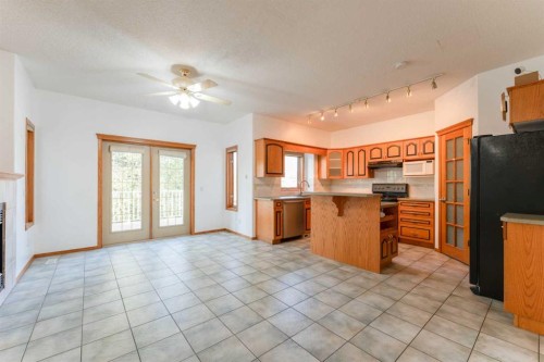 117 Evergreen Place Sw, Calgary, AB - Indoor Photo Showing Kitchen