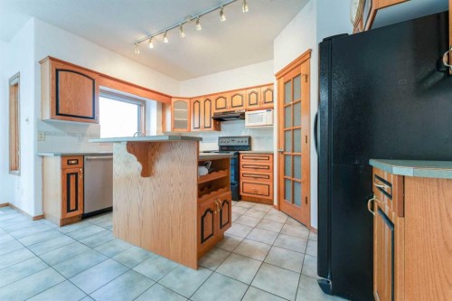 117 Evergreen Place Sw, Calgary, AB - Indoor Photo Showing Kitchen