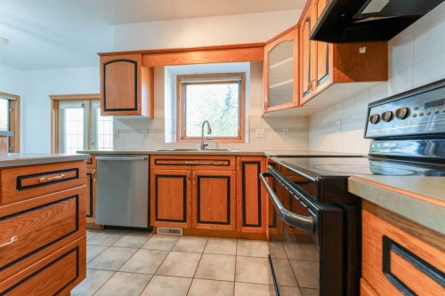 117 Evergreen Place Sw, Calgary, AB - Indoor Photo Showing Kitchen