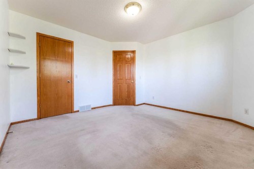 117 Evergreen Place Sw, Calgary, AB - Indoor Photo Showing Other Room