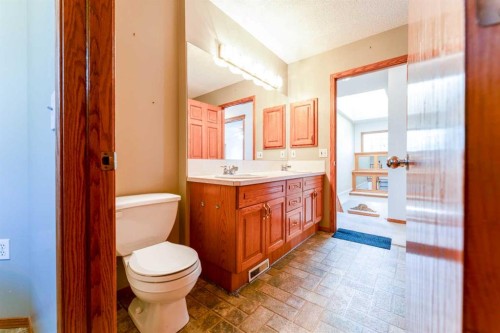 117 Evergreen Place Sw, Calgary, AB - Indoor Photo Showing Bathroom