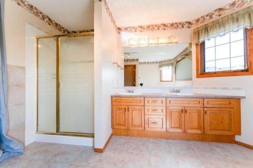 117 Evergreen Place Sw, Calgary, AB - Indoor Photo Showing Bathroom