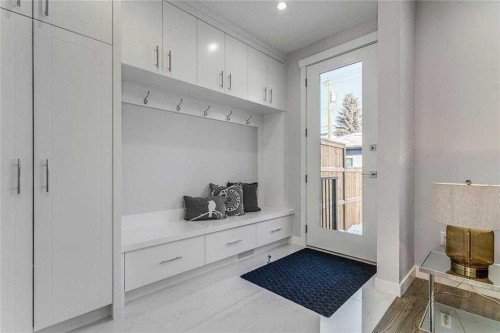 3122 39 Street Sw, Calgary, AB - Indoor Photo Showing Other Room