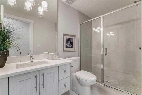 3122 39 Street Sw, Calgary, AB - Indoor Photo Showing Bathroom