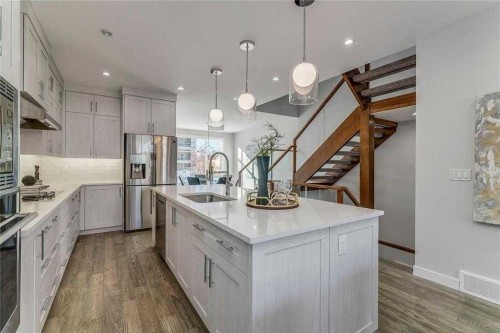 3122 39 Street Sw, Calgary, AB - Indoor Photo Showing Kitchen With Stainless Steel Kitchen With Upgraded Kitchen