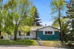 204 Dalgetty Bay NW Calgary, AB T3A 1K1