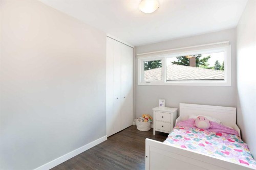 51 Wimbledon Drive Sw, Calgary, AB - Indoor Photo Showing Bedroom