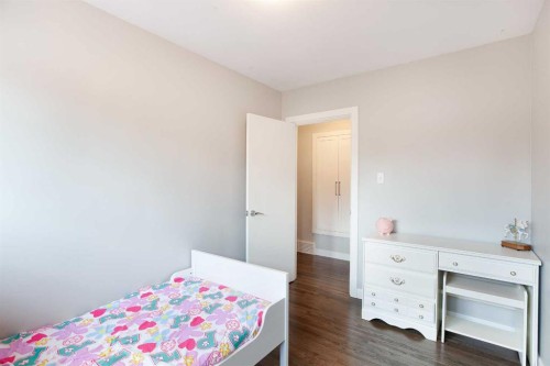 51 Wimbledon Drive Sw, Calgary, AB - Indoor Photo Showing Bedroom