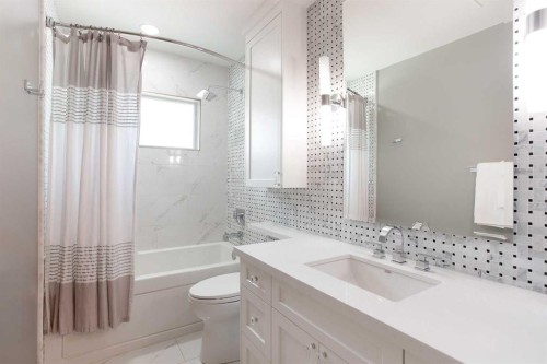 51 Wimbledon Drive Sw, Calgary, AB - Indoor Photo Showing Bathroom