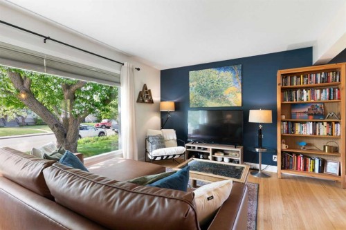 14 Montrose Crescent Ne, Calgary, AB - Indoor Photo Showing Living Room