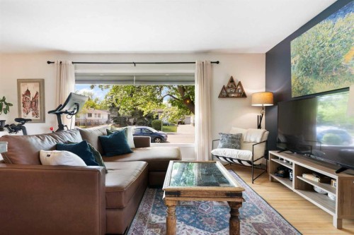 14 Montrose Crescent Ne, Calgary, AB - Indoor Photo Showing Living Room