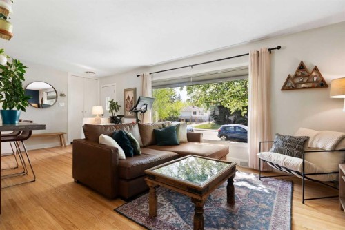 14 Montrose Crescent Ne, Calgary, AB - Indoor Photo Showing Living Room