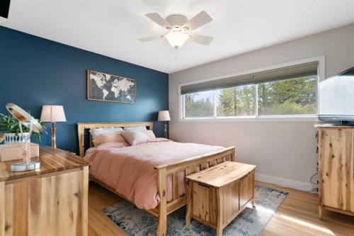 14 Montrose Crescent Ne, Calgary, AB - Indoor Photo Showing Bedroom