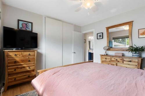 14 Montrose Crescent Ne, Calgary, AB - Indoor Photo Showing Bedroom