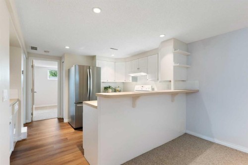 14 Montrose Crescent Ne, Calgary, AB - Indoor Photo Showing Kitchen