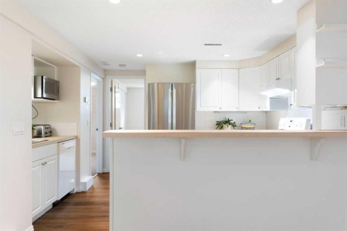 14 Montrose Crescent Ne, Calgary, AB - Indoor Photo Showing Kitchen