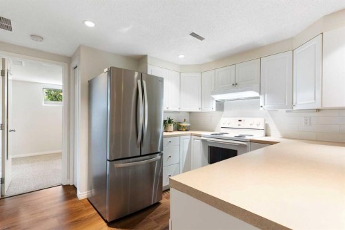 14 Montrose Crescent Ne, Calgary, AB - Indoor Photo Showing Kitchen