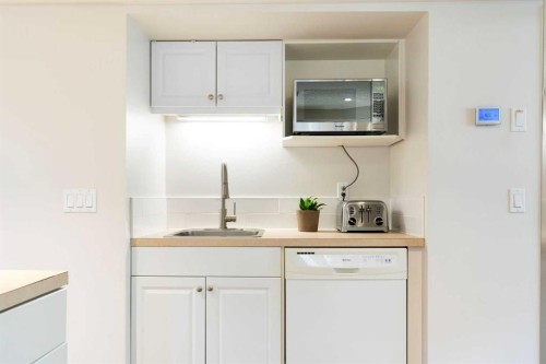 14 Montrose Crescent Ne, Calgary, AB - Indoor Photo Showing Kitchen