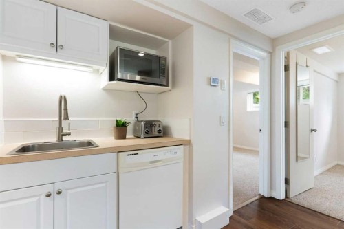 14 Montrose Crescent Ne, Calgary, AB - Indoor Photo Showing Kitchen