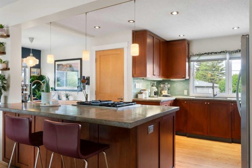 14 Montrose Crescent Ne, Calgary, AB - Indoor Photo Showing Kitchen