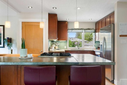 14 Montrose Crescent Ne, Calgary, AB - Indoor Photo Showing Kitchen