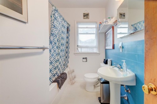 2511 15A Street Sw, Calgary, AB - Indoor Photo Showing Bathroom