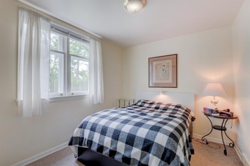 2511 15A Street Sw, Calgary, AB - Indoor Photo Showing Bedroom