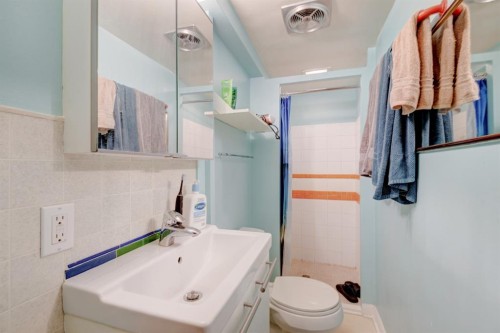 2511 15A Street Sw, Calgary, AB - Indoor Photo Showing Bathroom