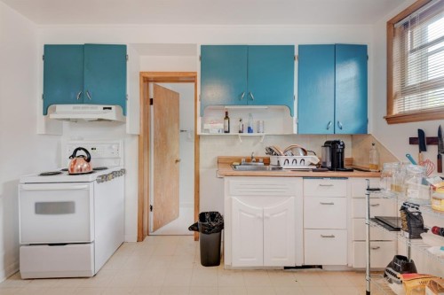 2511 15A Street Sw, Calgary, AB - Indoor Photo Showing Kitchen