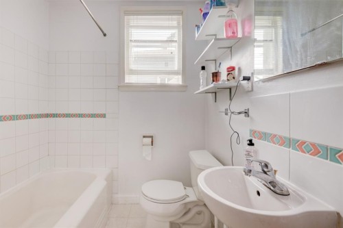 2511 15A Street Sw, Calgary, AB - Indoor Photo Showing Bathroom