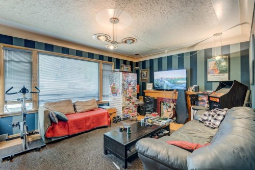 2511 15A Street Sw, Calgary, AB - Indoor Photo Showing Living Room