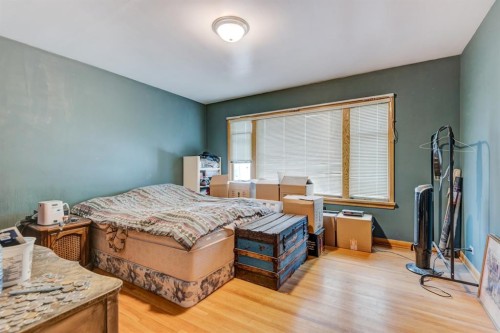 2511 15A Street Sw, Calgary, AB - Indoor Photo Showing Bedroom