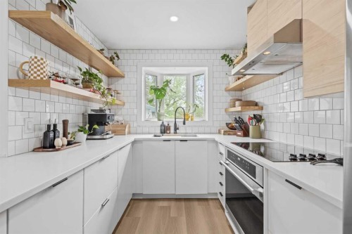 240 Lynnview Way Se, Calgary, AB - Indoor Photo Showing Kitchen