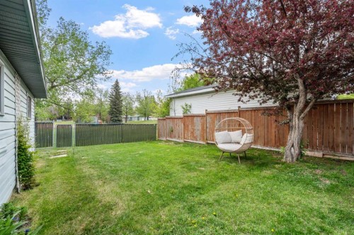 240 Lynnview Way Se, Calgary, AB - Outdoor