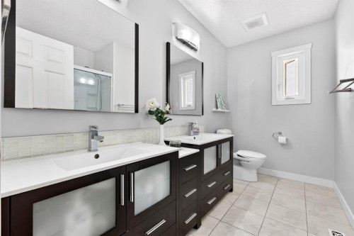 29 Sundown Way Se, Calgary, AB - Indoor Photo Showing Bathroom