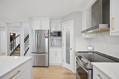 158 Shawbrooke Green Sw, Calgary, AB - Indoor Photo Showing Kitchen