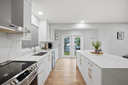 158 Shawbrooke Green Sw, Calgary, AB - Indoor Photo Showing Kitchen With Double Sink With Upgraded Kitchen