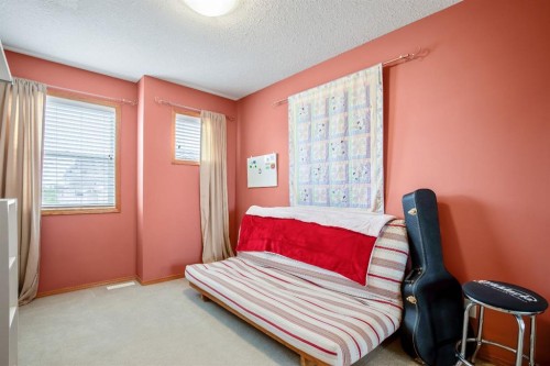 209 Strathcona Circle, Strathmore, AB - Indoor Photo Showing Bedroom