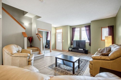 209 Strathcona Circle, Strathmore, AB - Indoor Photo Showing Living Room