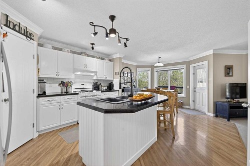 185 Shawbrooke Green Sw, Calgary, AB - Indoor Photo Showing Kitchen