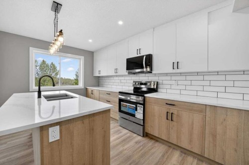 26B Poplar Ridge Close, Didsbury, AB - Indoor Photo Showing Kitchen With Double Sink With Upgraded Kitchen