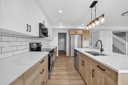 26B Poplar Ridge Close, Didsbury, AB - Indoor Photo Showing Kitchen With Double Sink With Upgraded Kitchen