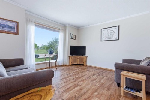 4318 60 Avenue, Innisfail, AB - Indoor Photo Showing Living Room