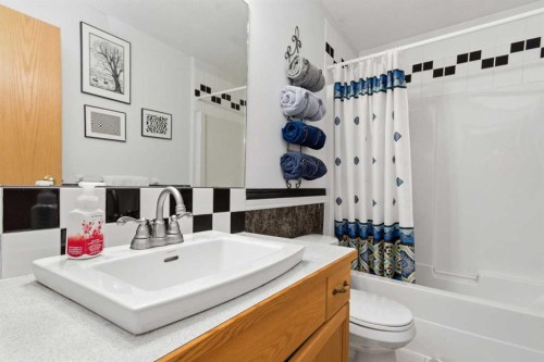 4318 60 Avenue, Innisfail, AB - Indoor Photo Showing Bathroom