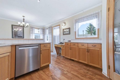 4318 60 Avenue, Innisfail, AB - Indoor Photo Showing Kitchen